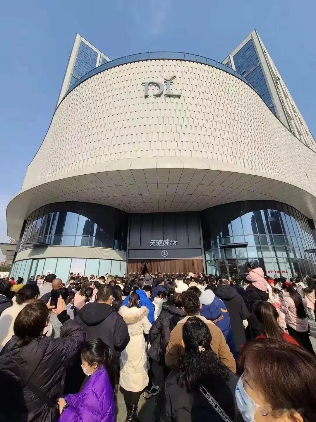 1. 胖东来公开羽绒服成本72元利润 戳破行业高价逻辑：胖东来公开羽绒服成本18