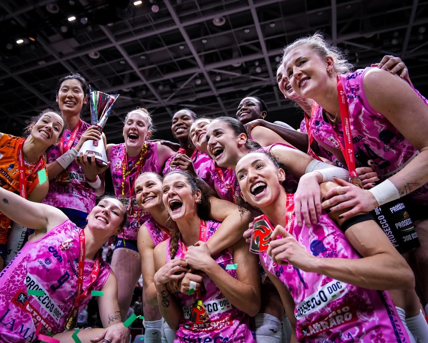 朱婷拿着奖杯🏆！朱婷