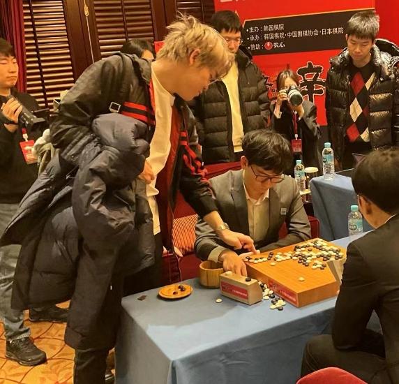 中国围棋把脸搁足协或证监会吧，申真谞要一杆清台了。
2月22日，在农心杯三国围棋