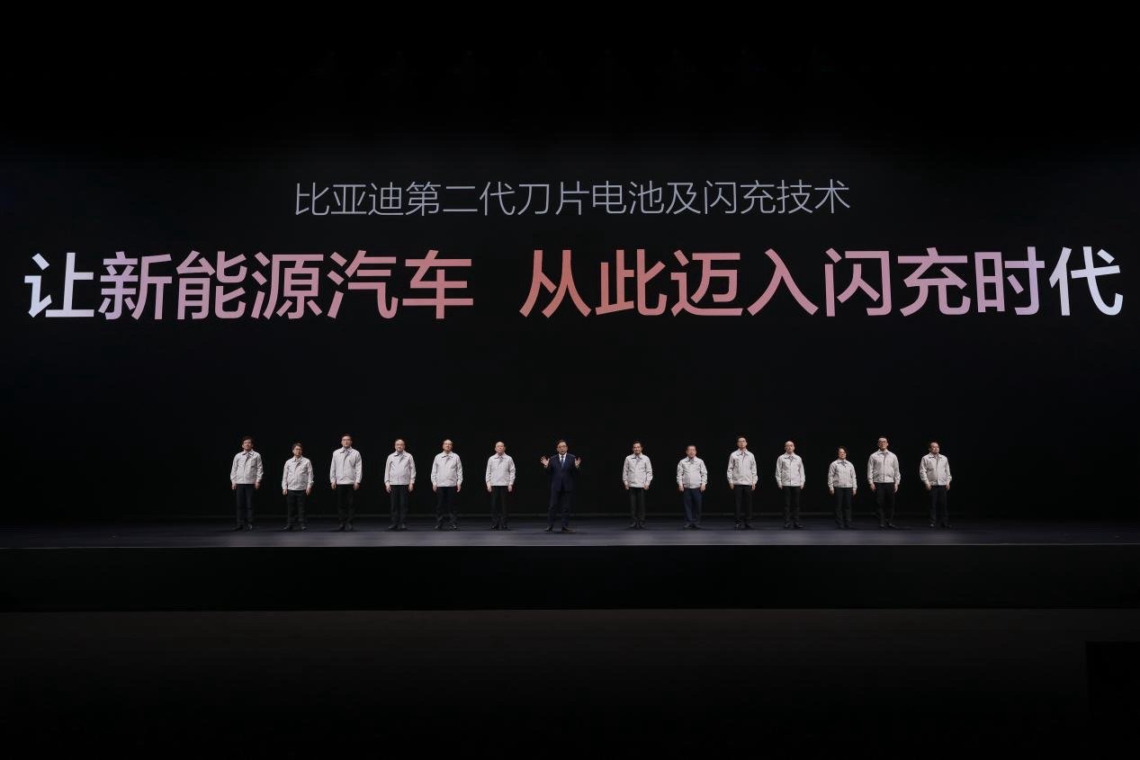 比亚迪第二代刀片电池还在加码！新能源充电体验拉满！常温闪充5分钟充好、9分钟充饱