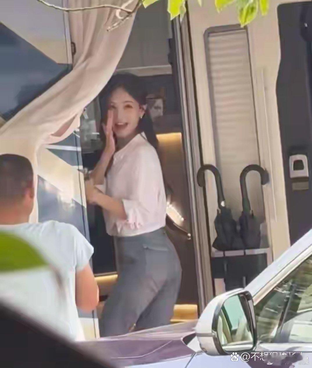 李一桐的身材简直无可挑剔！35岁自带成熟稳重气质，又藏着灵动可爱感，魅力直接拉满