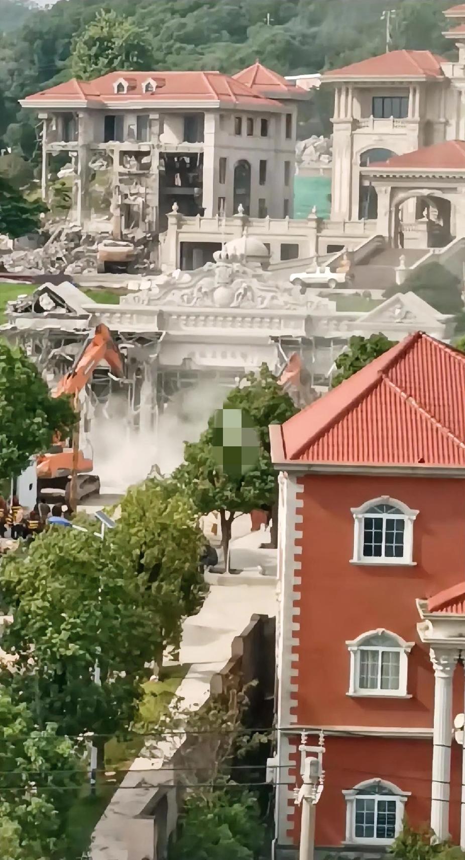 网友:
看不懂！为啥建房的时候不阻止，非得建好后再来拆！好可惜！好浪费！真可耻！