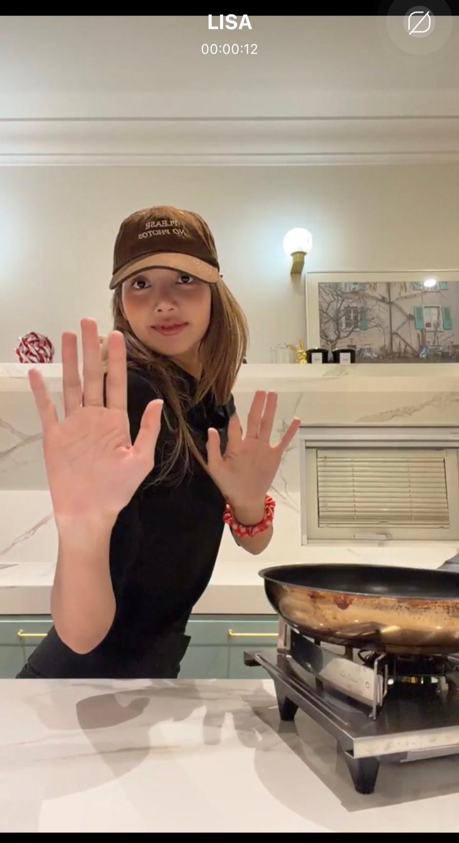 251021 Lisa泡泡直播截图🫧小小厨师上线，大家快去看👩🏻‍🍳 -