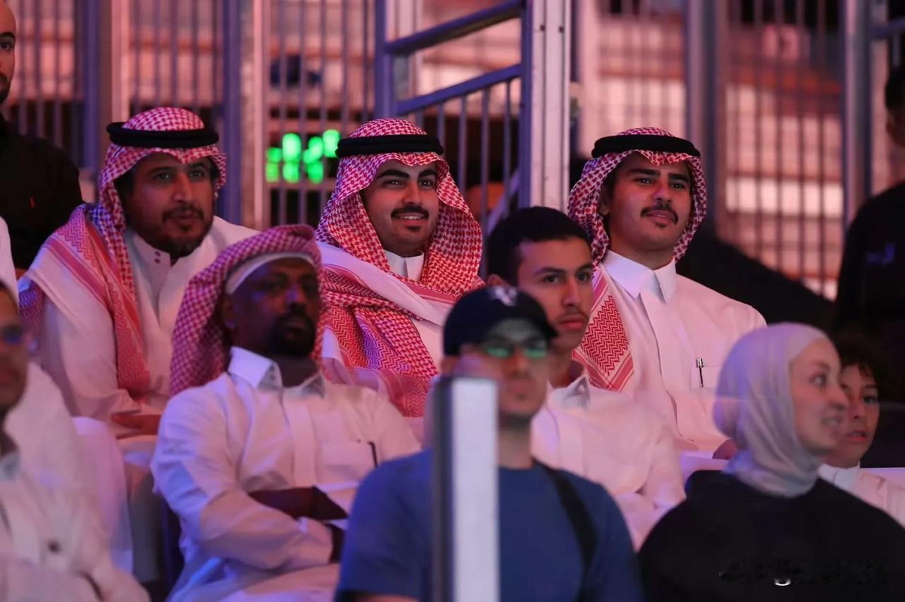 如果我在#利雅得六王赛# 现场，应该也是会像在坐的沙特土豪那样，两眼放光看着纳达