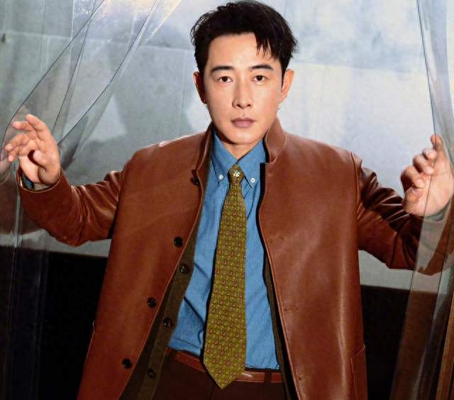 罗晋和唐嫣讨论女儿画的画