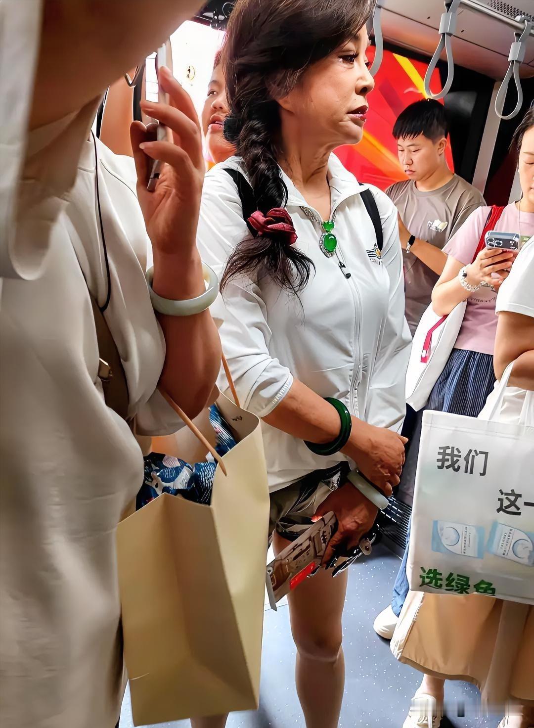 刘晓庆爱玉，而且，越名贵越喜欢。早年，就听闻她有几件价值连城的翡翠配饰。如今，古