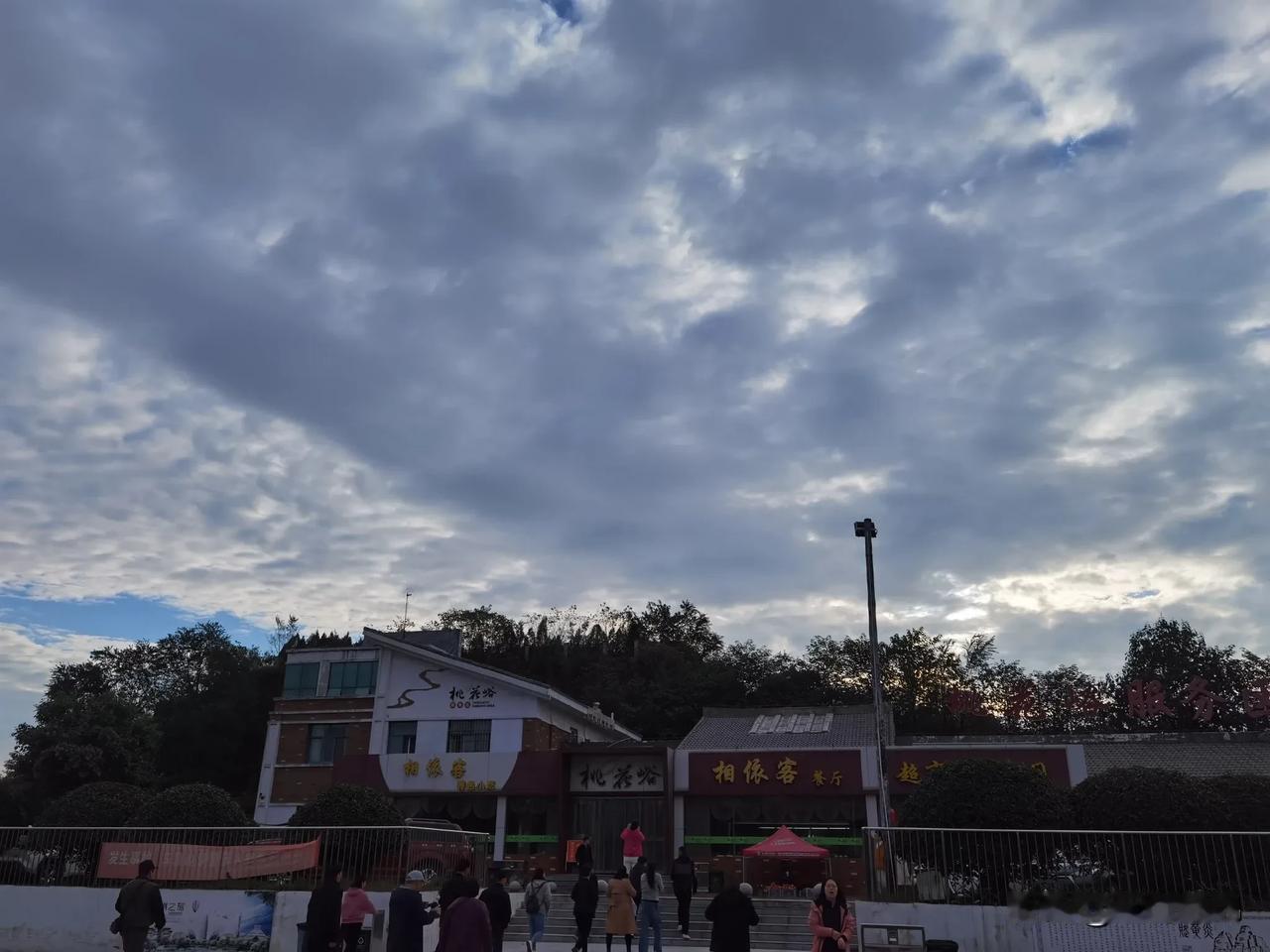 
巍巍群山，树叶正红时…