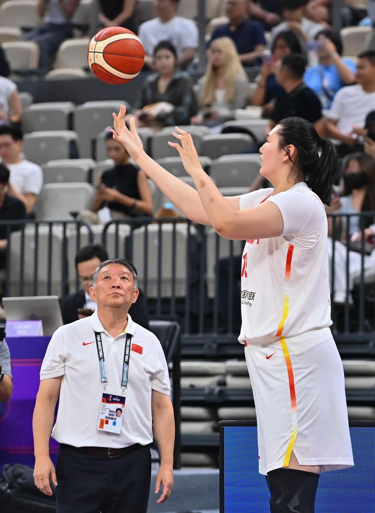 宫鲁鸣亚洲杯犯的错误与他未来继续带领中国女篮这件事情，可暂时分开来看待！

因为