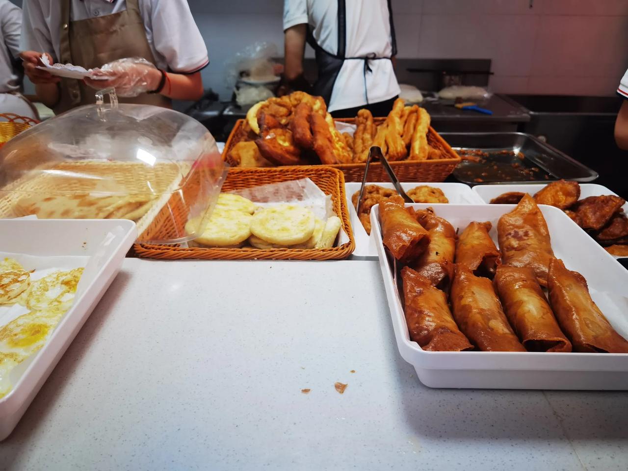 天津的早餐很丰富，也不贵！

煎饼果子
油条
老豆腐
锅巴菜
大饼鸡蛋
云吞
豆