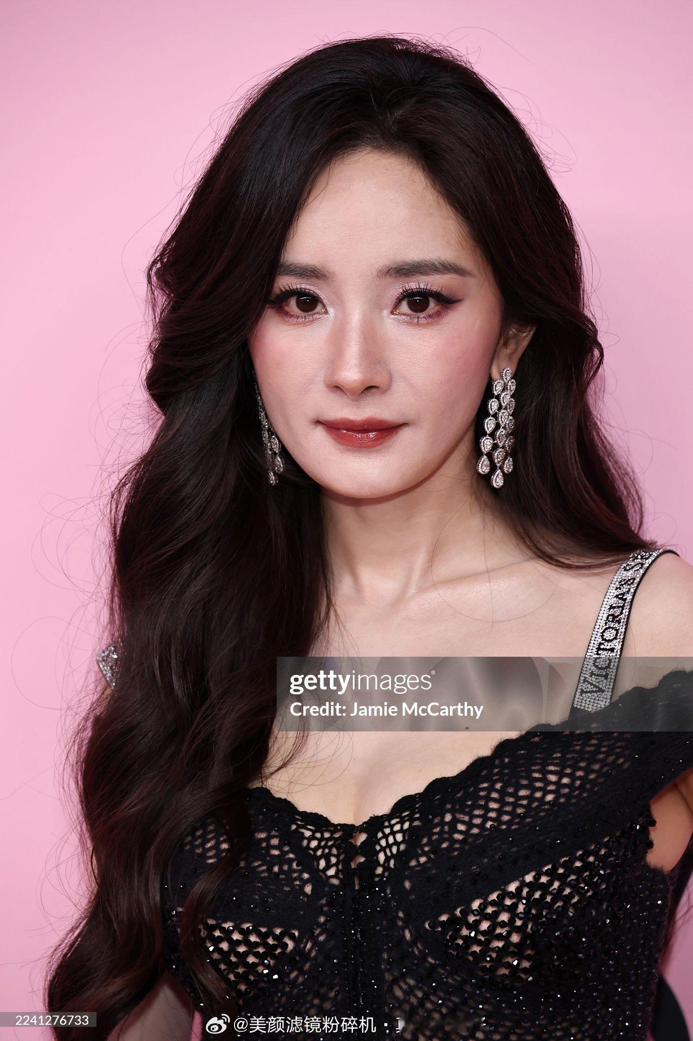 杨幂维密秀新闻图杨幂twice同框 ，杨幂维密看秀大喊刘雯 ​​​
