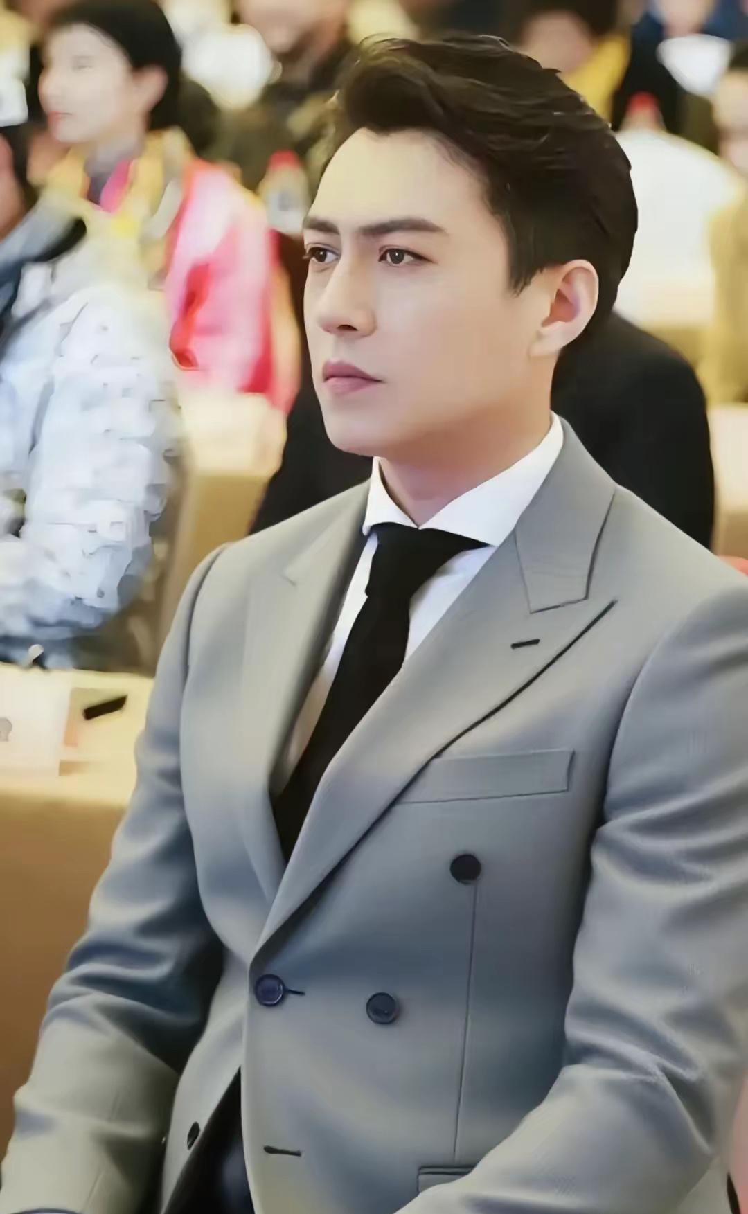 说实话，昨晚东方卫视这波操作我是真没想到的。本来看着靳东那一身笔挺的西装走出来，