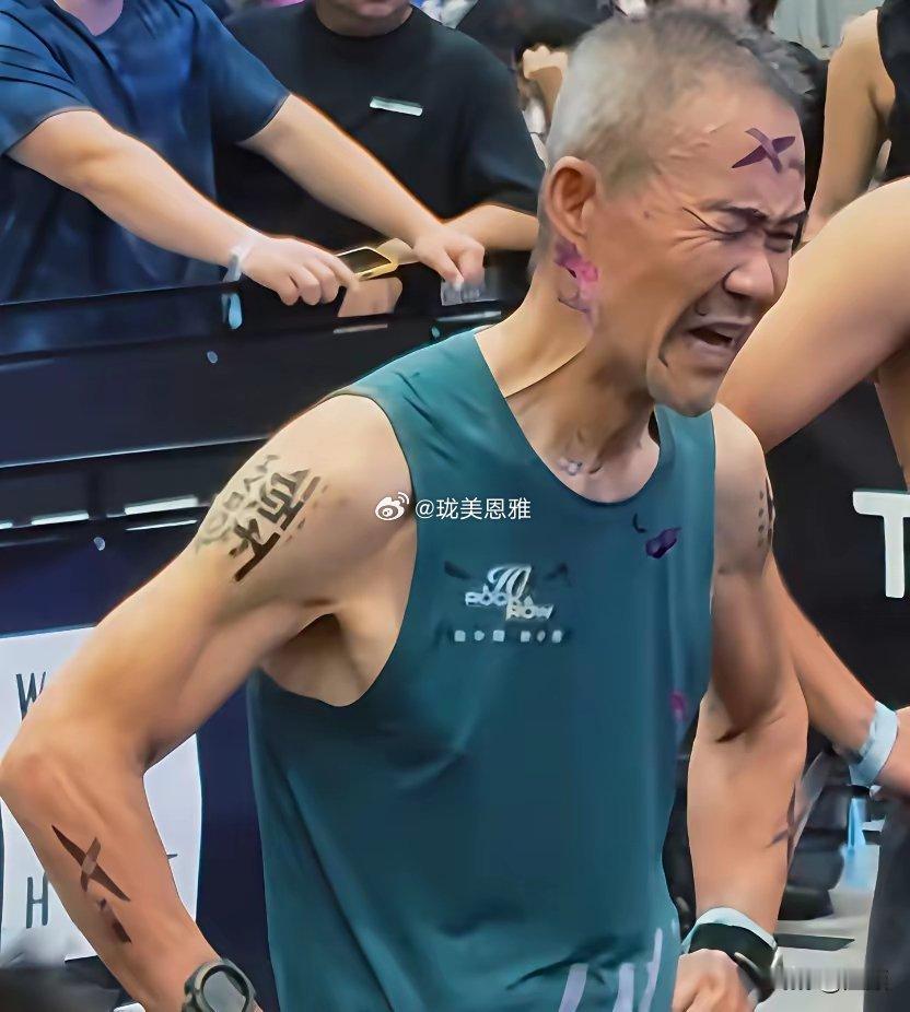 一个不服老 一个不服管……75岁王石征战杭州HYROX极限体能赛赛场透支面露痛苦