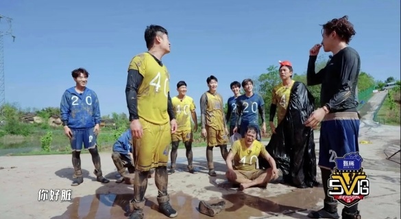 超哥穿上十个勤天的衣服了！想起上一季泥潭大战，邓超抢桶奇袭成功，结果被年轻人追着