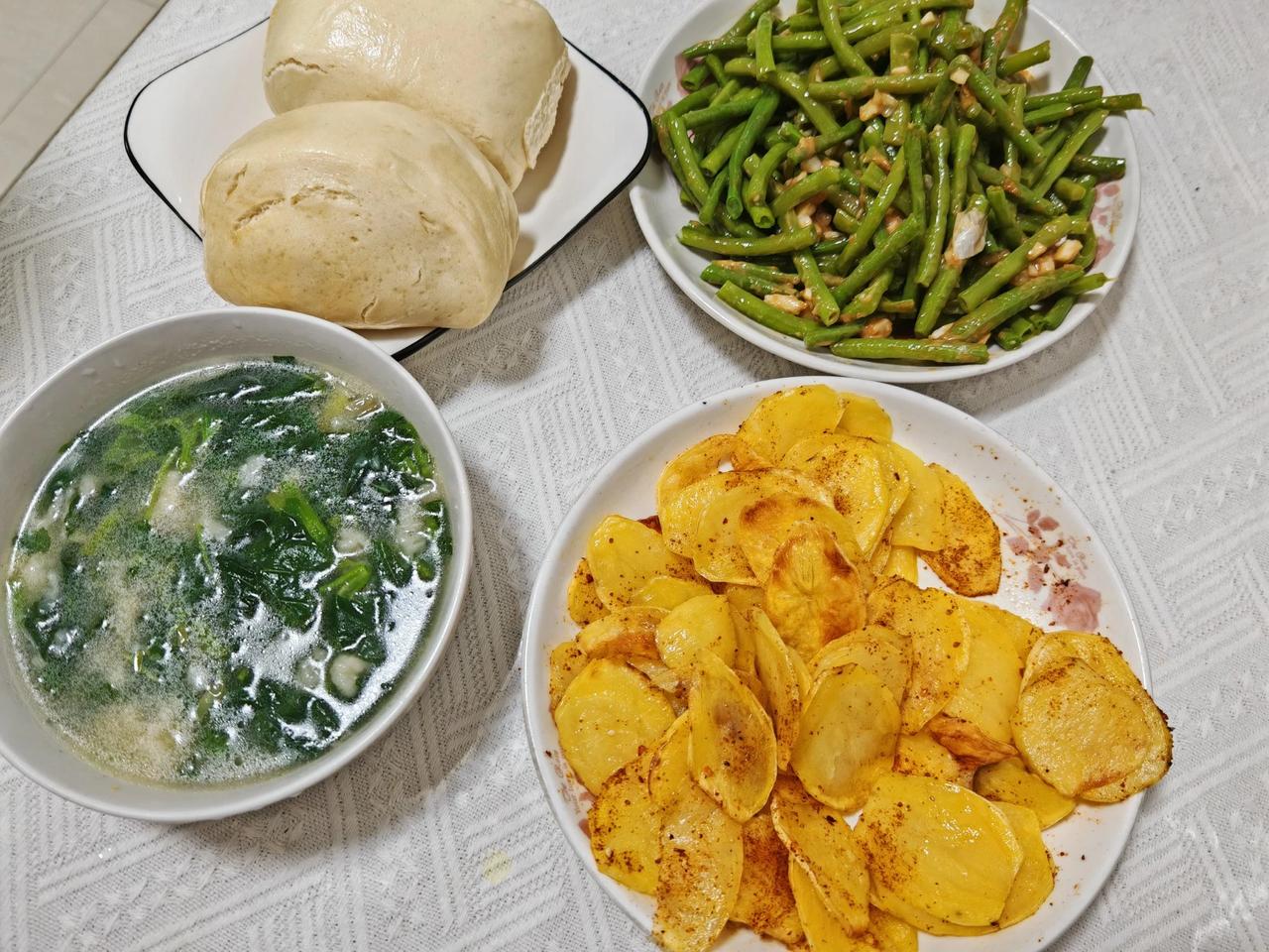 今日晚饭分享
苋菜疙瘩汤
孜然土豆片
凉拌豆角
白面馒头
