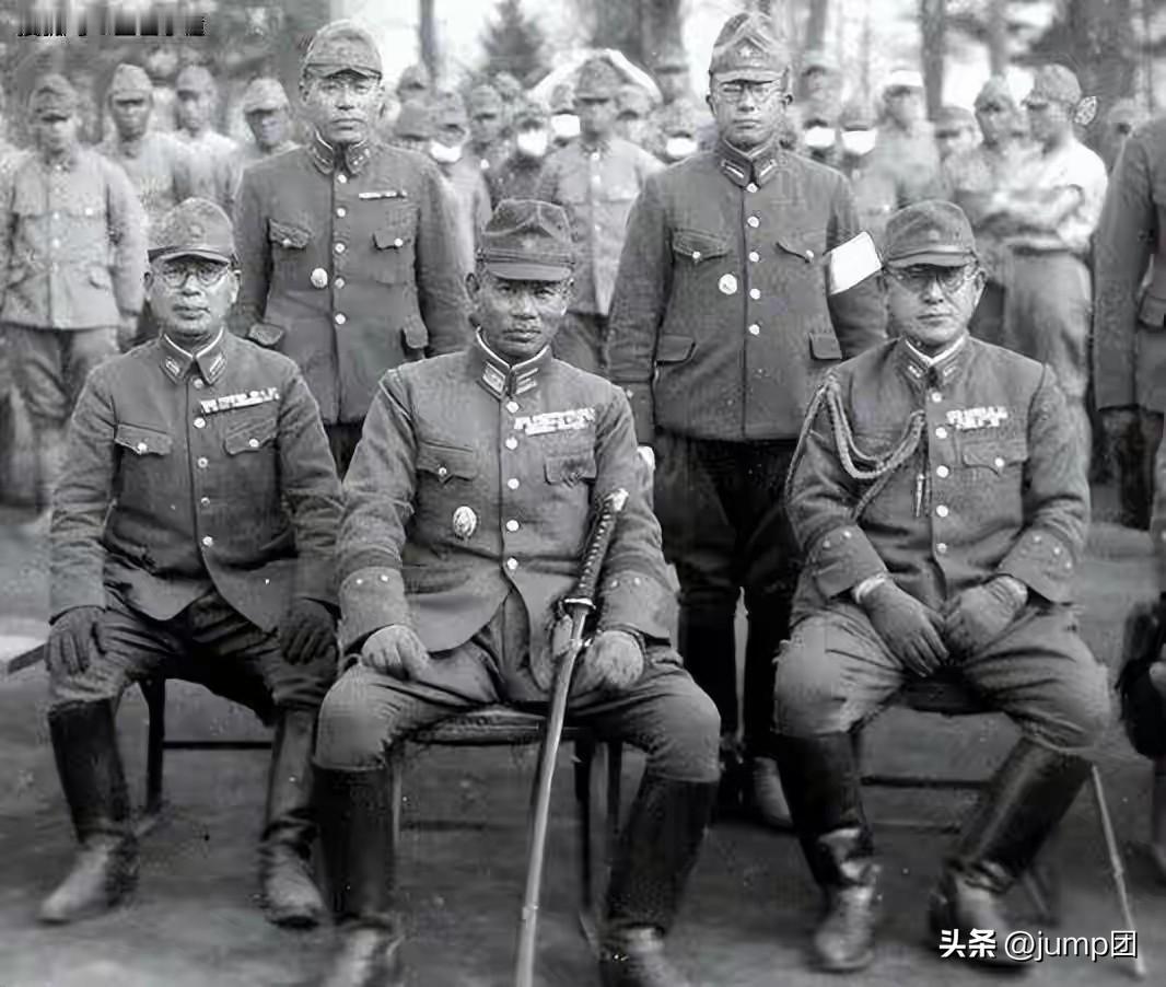 1945年秋天，东京警视厅的官员们在天皇皇宫大门口搞了个成立仪式，名字起得挺唬人