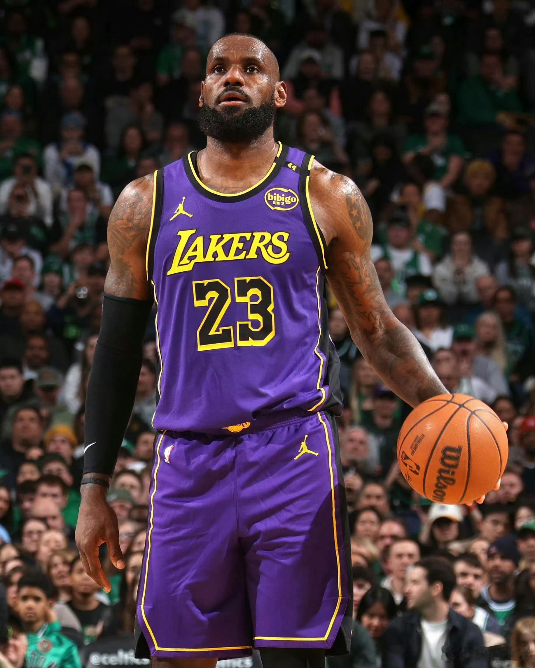 詹姆斯目前的状态升级为出战成疑，或将在明天湖人对阵爵士的比赛中完成赛季首秀