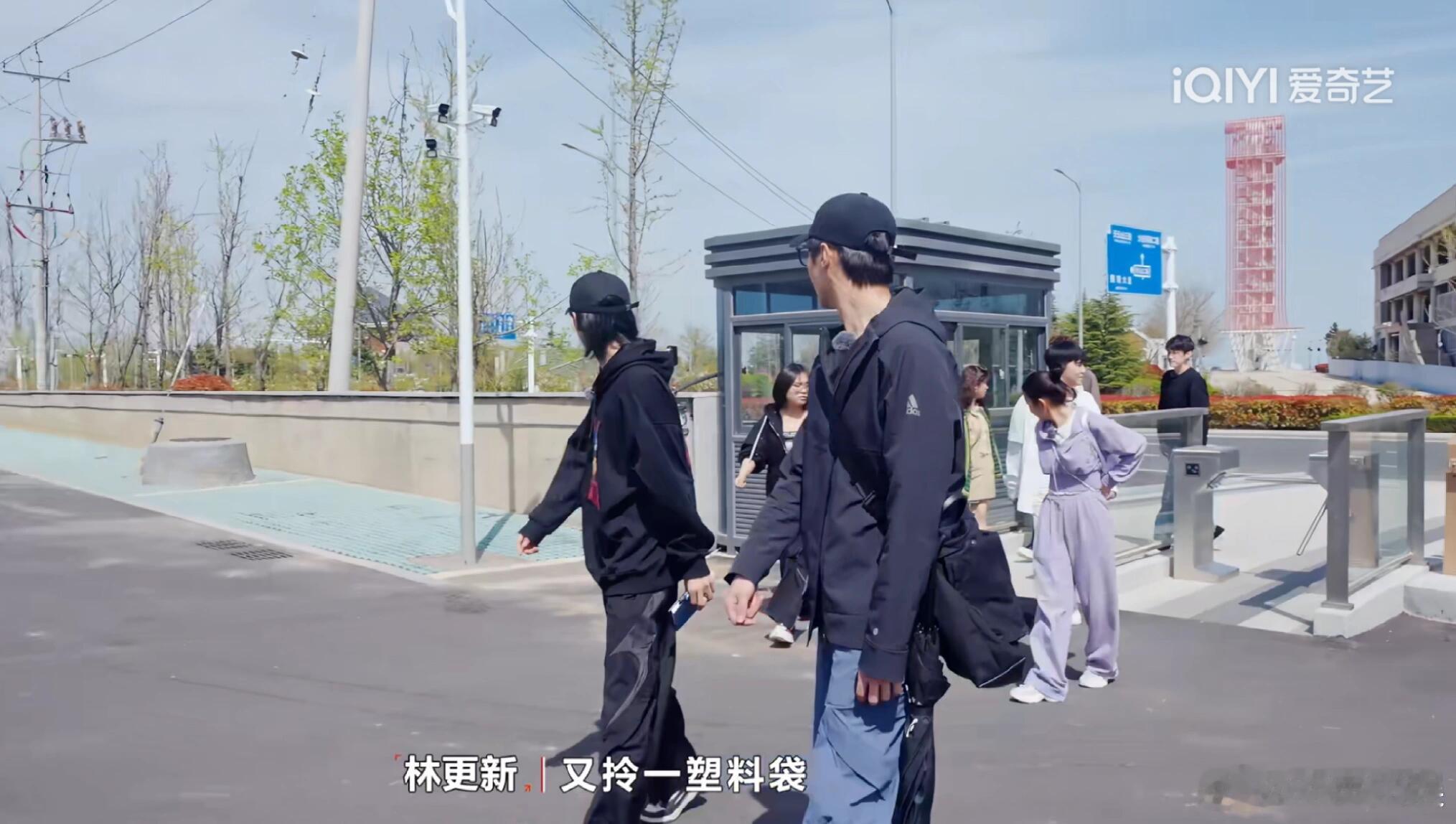 #沈月##林更新# 林更新：又拎一塑料袋！？沈月：管我  哈哈哈哈哈哈哈[偷笑]