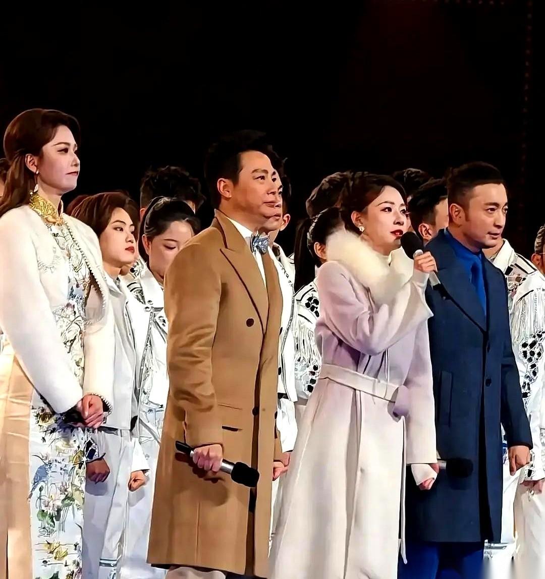 就为了最后那一句“新年快乐”。
一群人，在零下八度的风里站了整整四个小时。
我看