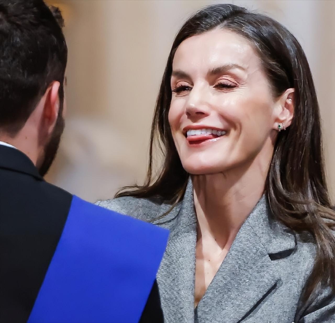 哎呀，女强人一样的西班牙王后莱蒂齐亚也有如此卖萌可爱的时刻啊？
这张照片是3月1