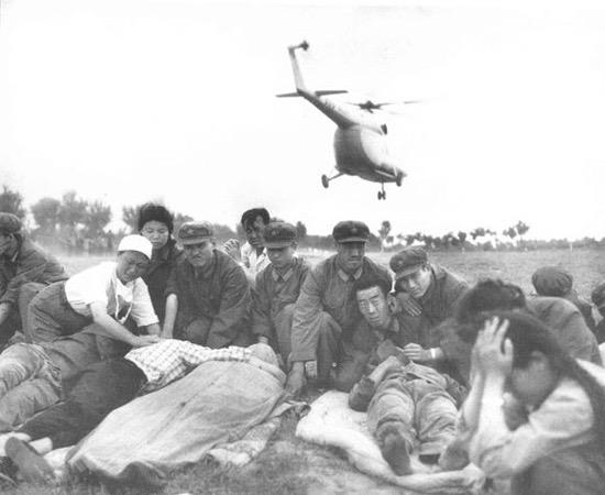 1976年，唐山大地震中，一座监狱倒塌，200多名囚犯跑出来，但他们没有选择逃跑