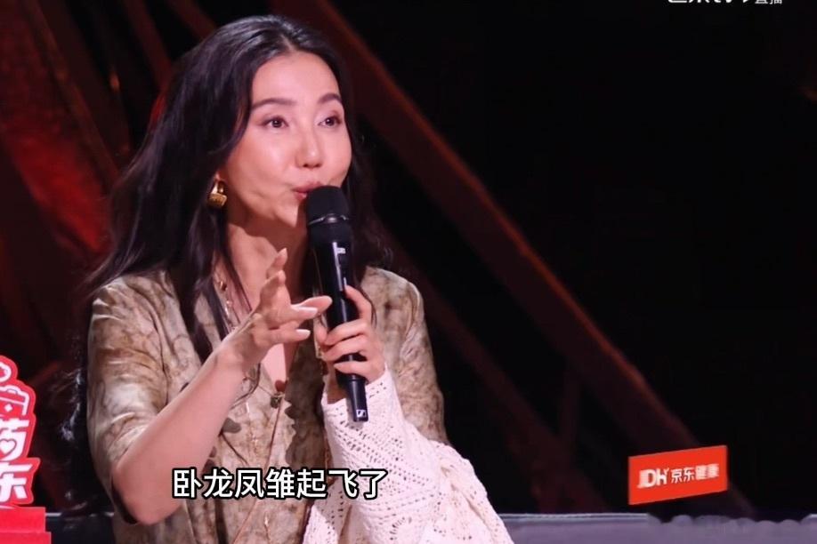 陈若轩拉着曾辉一起要拜师阿朵本来以为若轩是清冷男鬼味那人设，结果直播里是个会拉兄