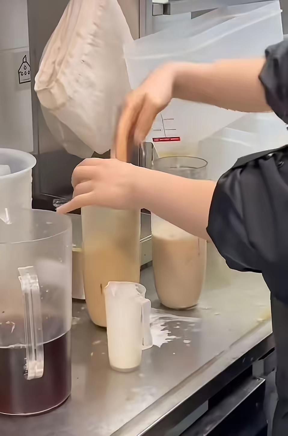 这篇报道反映了短视频时代下职业伦理和企业形象维护的重要性，也提醒我们在追求流量和