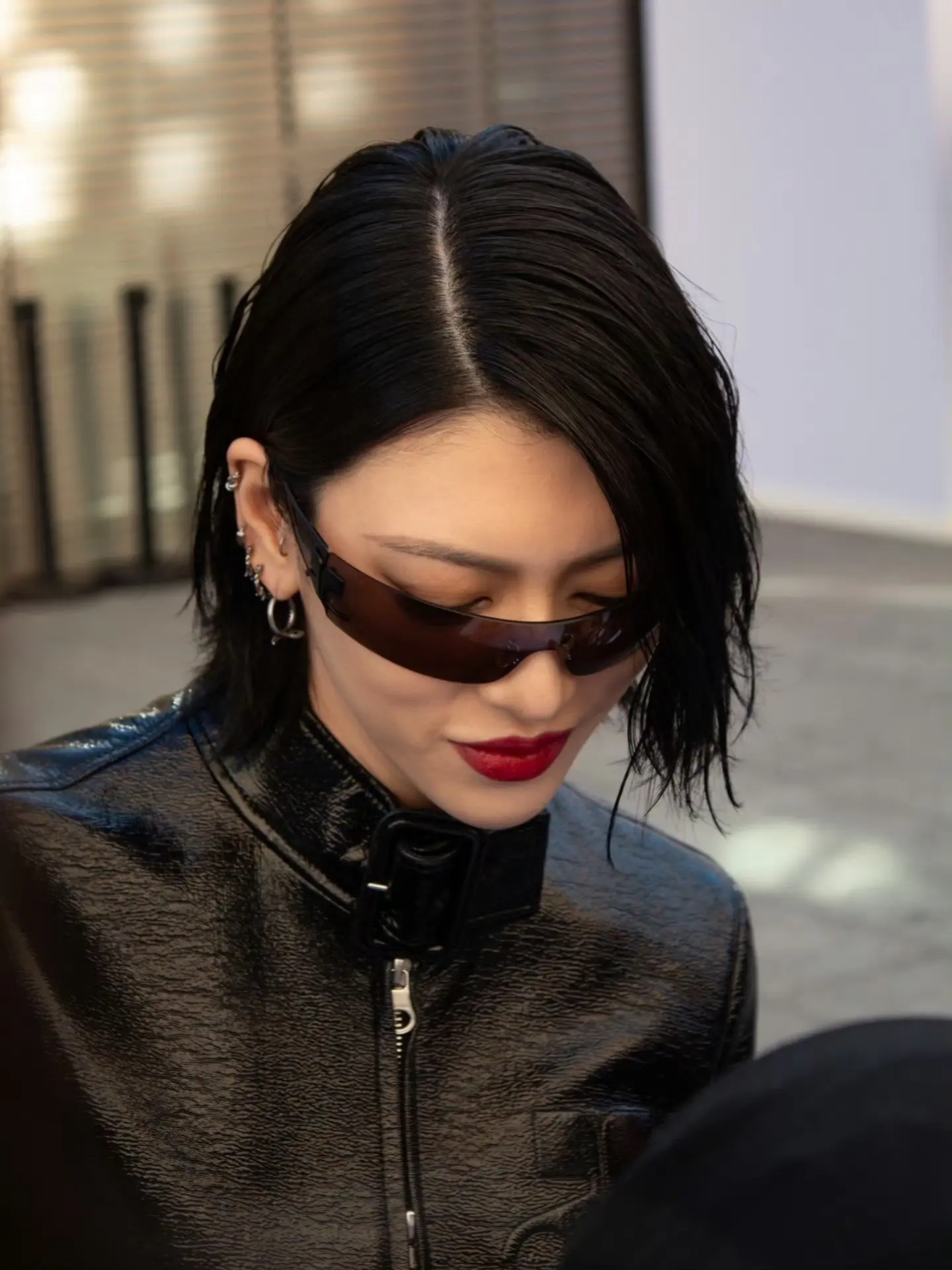 三吉彩花。