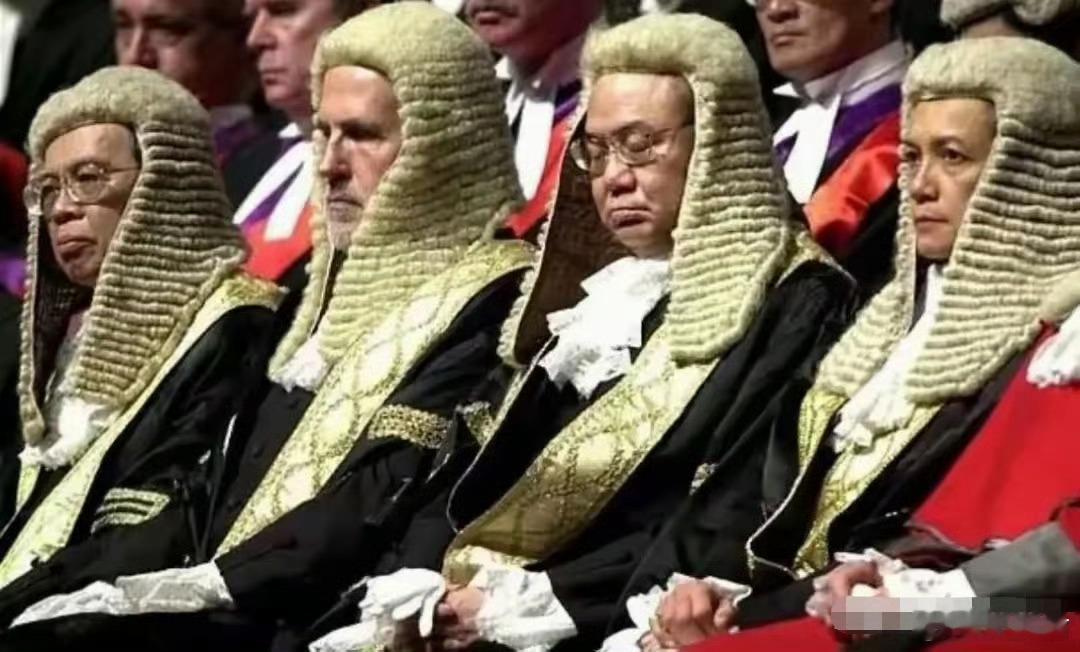 清朝灭亡时辫子全割了，香港回归了这个“拖把头”为什么还留着？[挖鼻] ​​​