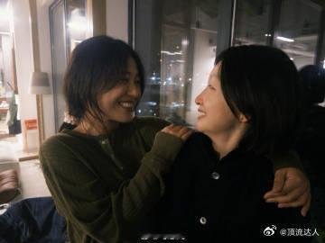 马思纯周冬雨七月与安生还有后续马思纯晒出和周冬雨相拥合照，配文我抱紧你的时候，你