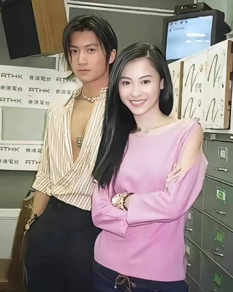 翻到这张22岁的同框照，两个人一个留着利落碎发配铆钉项链，一个扎着高马尾穿亮片吊