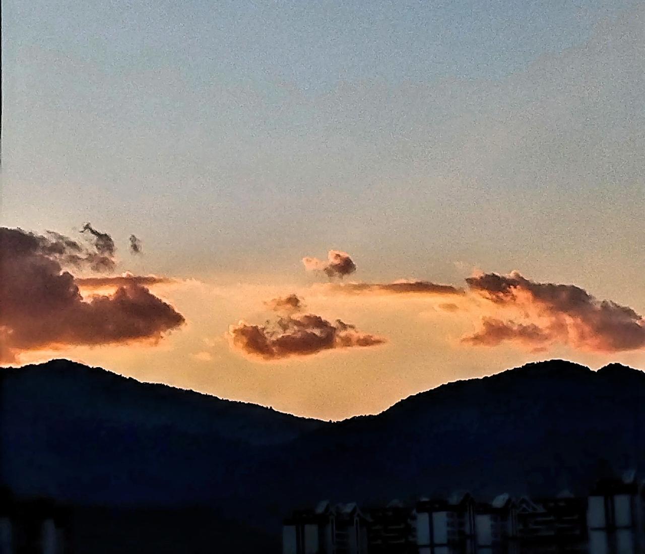 天边的晚霞真美，像一幅画。绚烂色彩于天空中肆意晕染，从橙红渐变为浅粉，层次清晰且