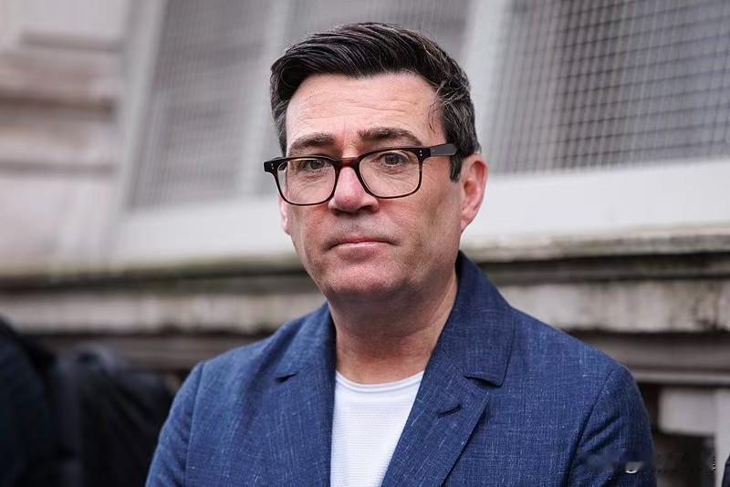 下一任英国首相头号热门伯纳姆看着像南亚人？不少人第一眼都会心生疑惑：深邃眉眼、浓