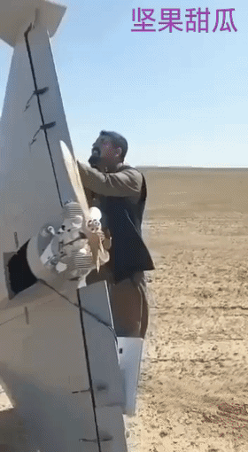 这就是美国小摩托，伊拉克老乡在沙漠捡到的一架美国卢卡斯无人机，用皮卡拉着，准备去