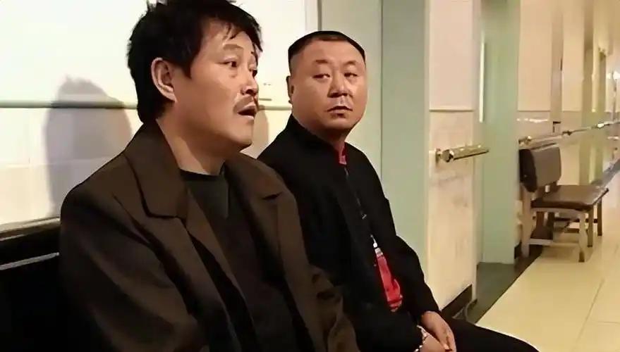 都说赵本山和范伟之间的矛盾是因为在一起拍戏的时候，赚了好几十万，最后给了范伟几千