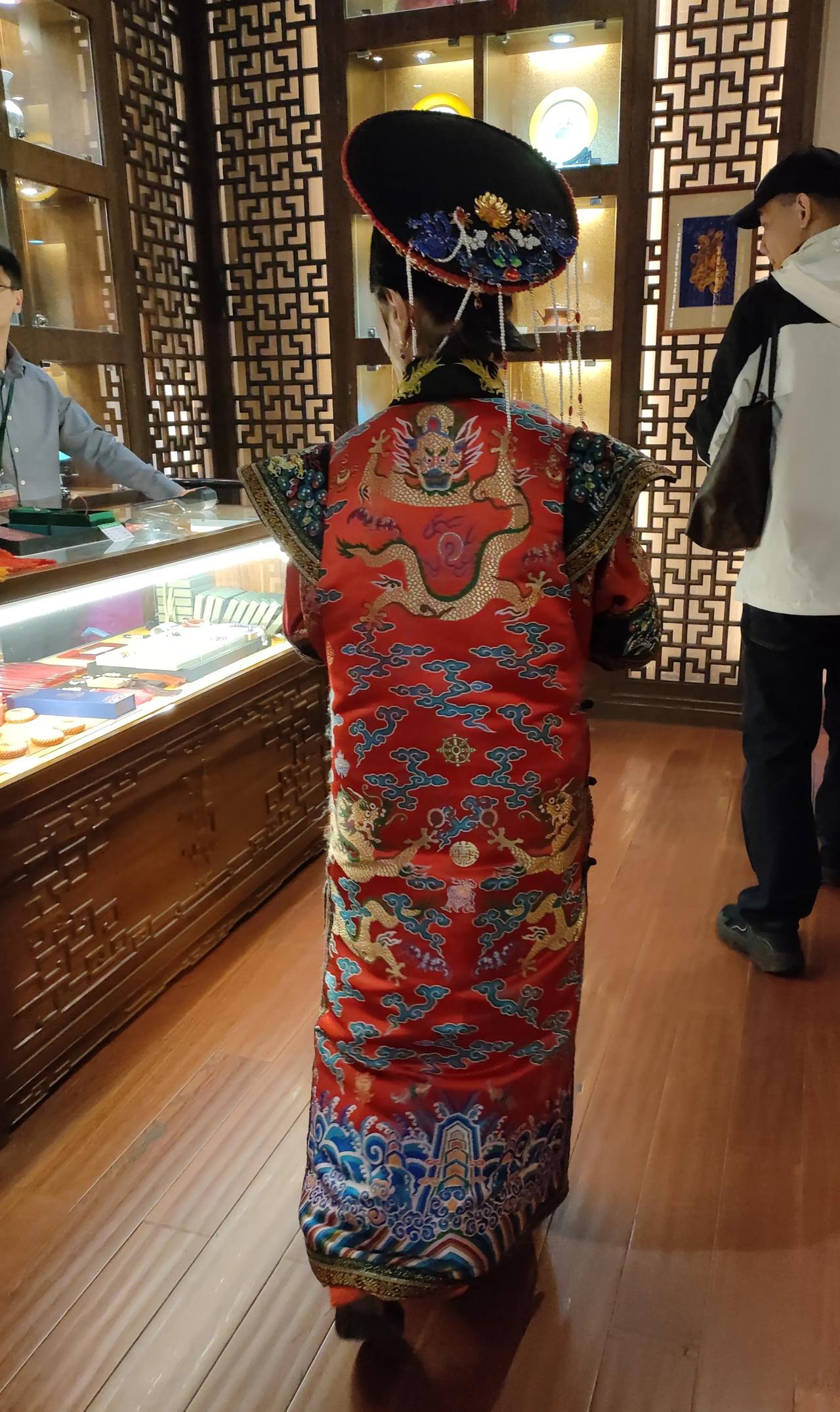 她穿着古人的服装，略带着威严的缓缓走过，嘴里说着：“＊＊驾到！”。看图你猜，她说