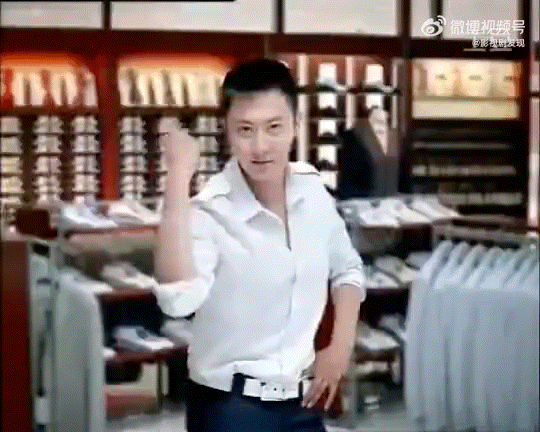 笑不活了！ 怕不是初代AI吧？现在看过去的舞步标准到像设定好的程序，这稳定性谁看