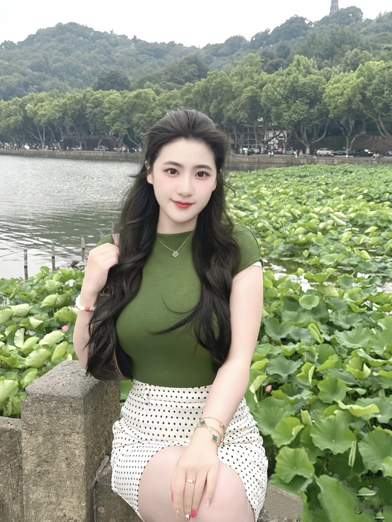 美图欣赏，看图写诗

《西湖绿意》

西湖荷畔绿衣柔，
波点裙袂韵尽收，
一笑风