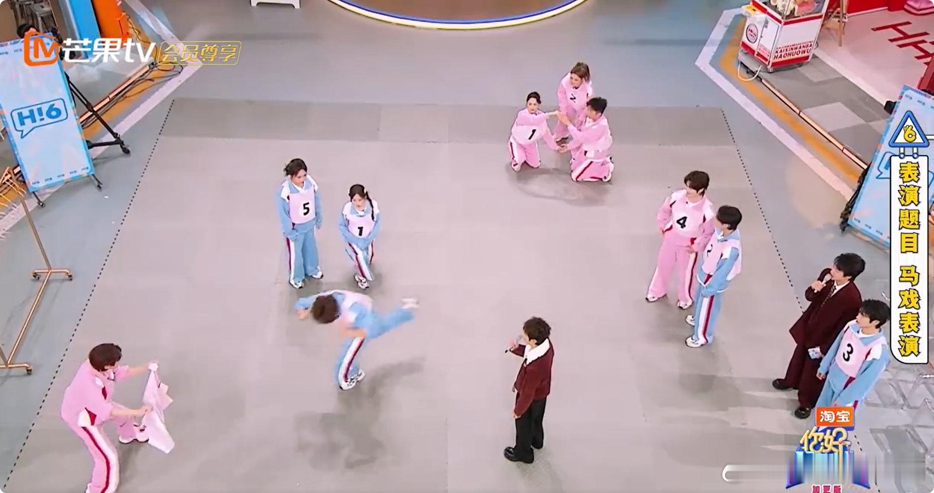 丁程鑫还有更体面的表演吗丁程鑫颜安这斗牛表演也太抽象了吧，一个甩布一个当牛，默契