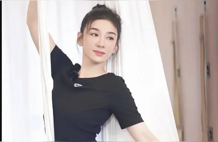 47岁黄奕对自己有多狠？一个月瘦20斤，红毯身材绝了！
家人们呐，内娱女明星卷颜