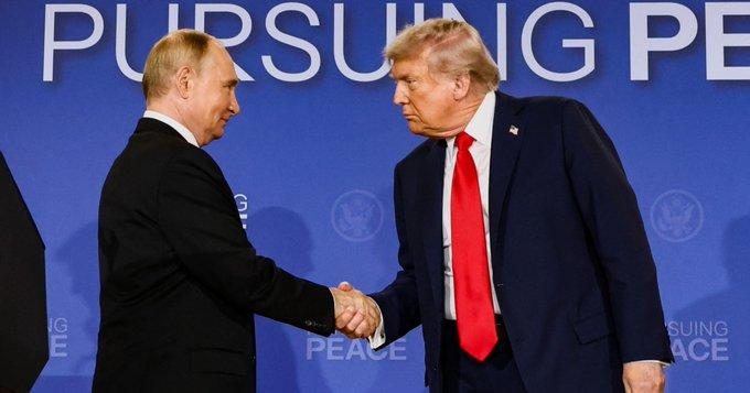 特朗普声称已要求普京协助结束俄乌战争！

美国总统特朗普3月9日在佛罗里达高尔夫