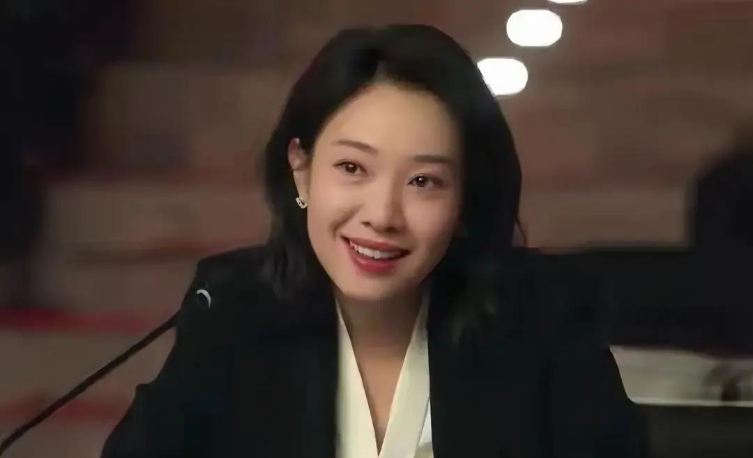 别再吹“演技炸裂”了。
 
真正的好演员，擅长“演技消失”。
 
王佳佳在《人世