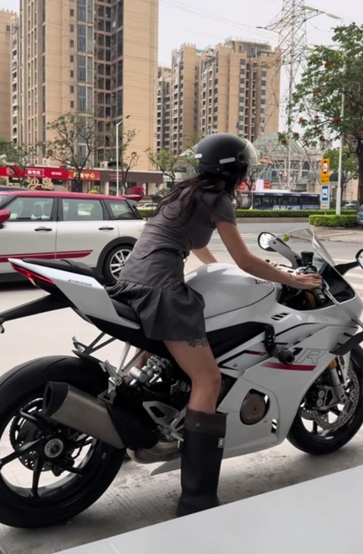 美女试驾张雪机车太帅了，皮衣一穿、头盔一戴，油门一响，又酷又飒。
 
张雪机车最