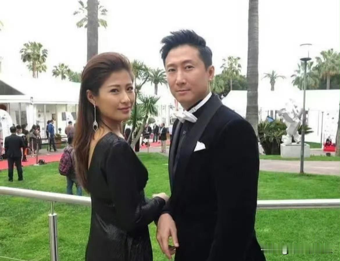 洪金宝英明一世，最后却败在了儿子和儿媳妇手中。

儿子儿媳双双出轨，在社交平台与