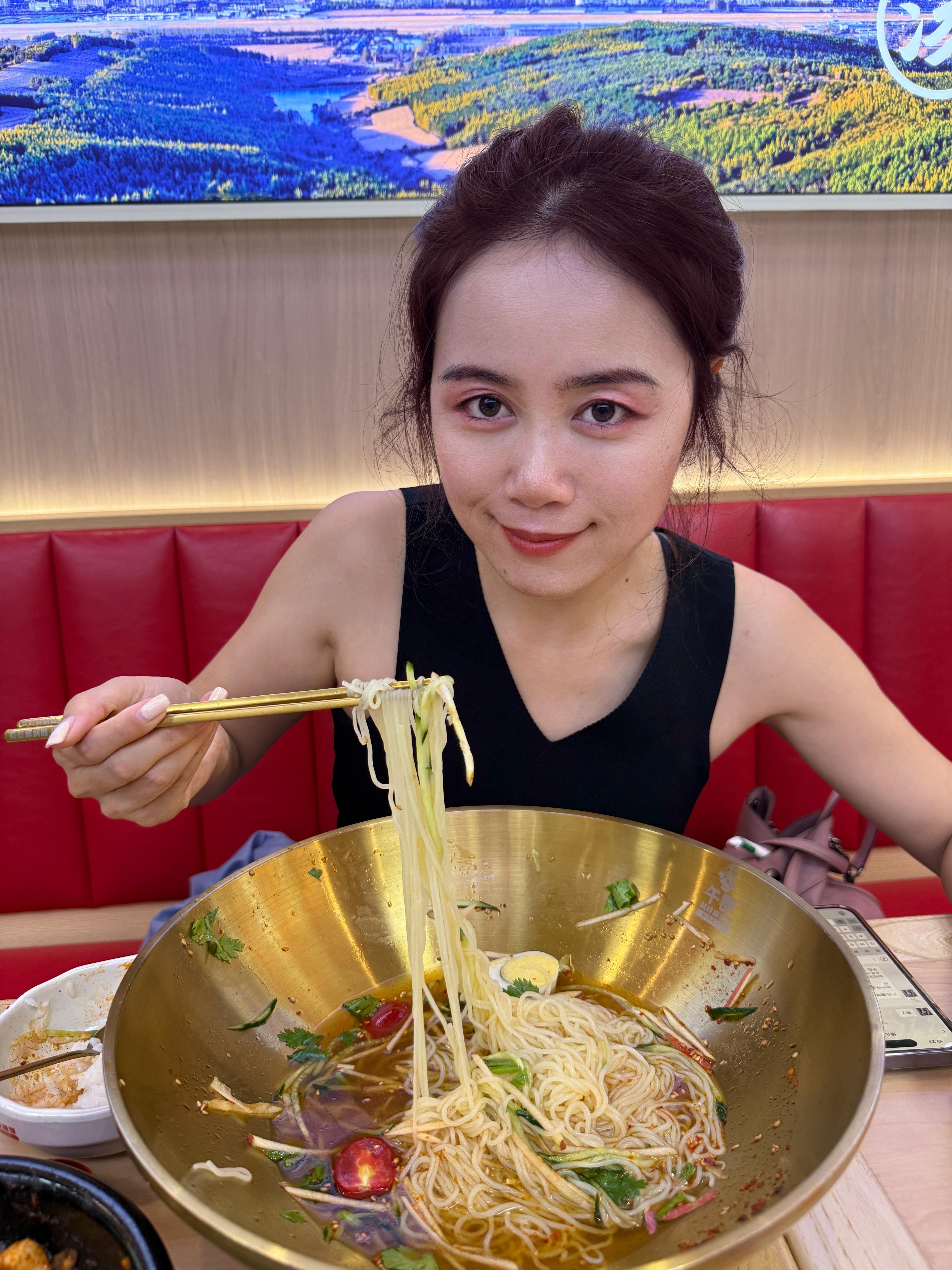 今日晚餐 这韩国冷面碗为啥这么大[二哈]还是吃不惯着加冰块的冷面[笑cry][笑