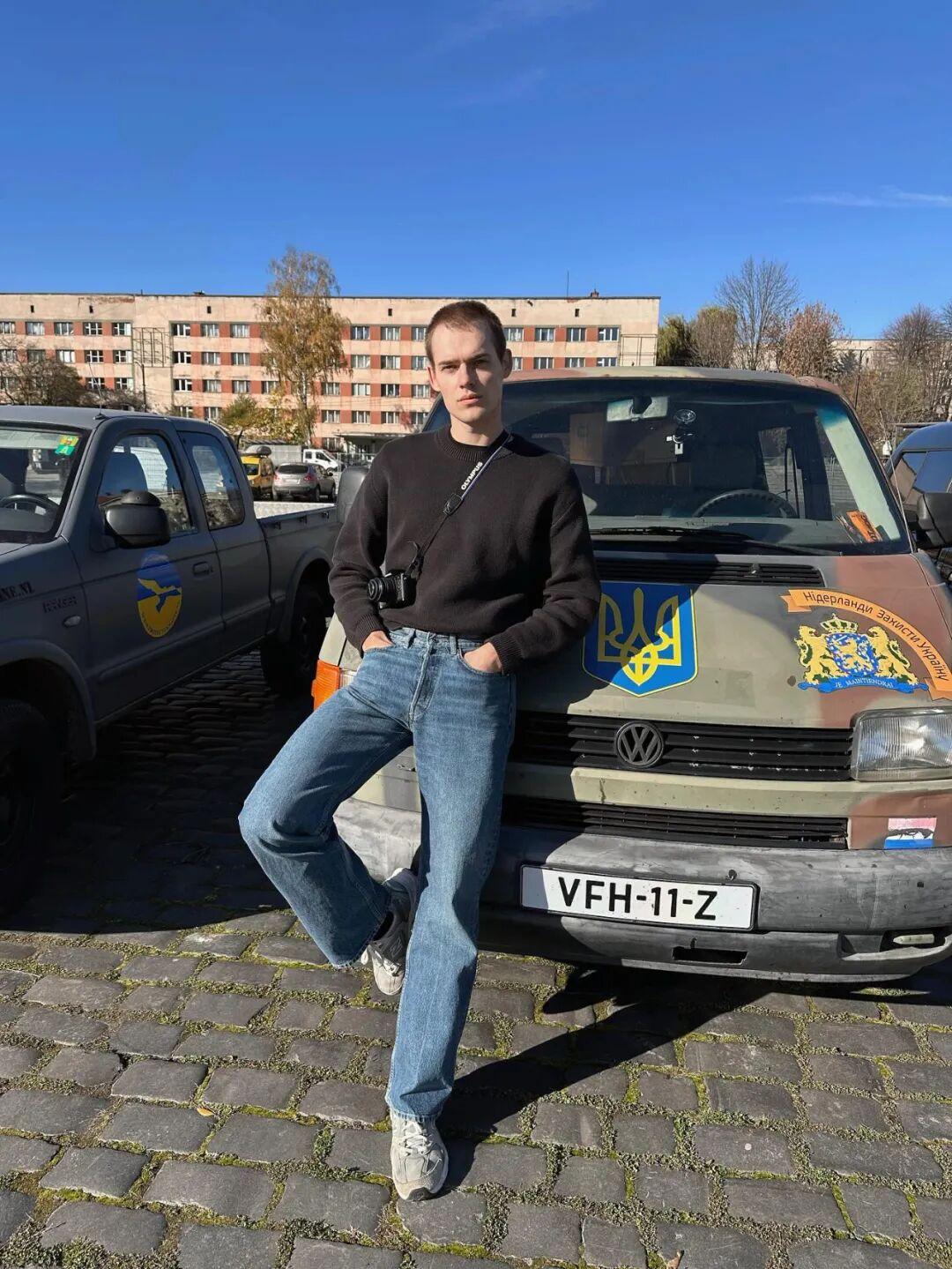 最近，来自荷兰的时尚国际超模 Ton Heukels 自驾前往乌克兰，给乌克兰人