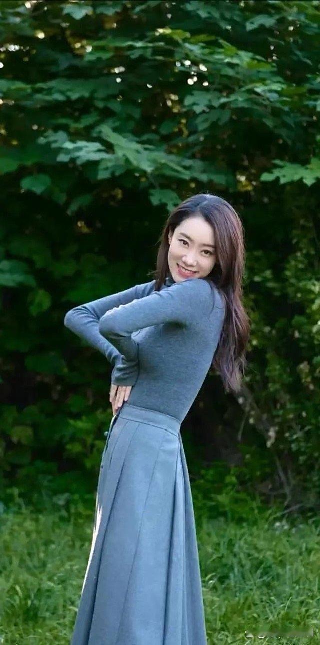 张小斐身材绝了！紧身衣穿得平整流畅，赘肉全无太羡慕～ ​​​