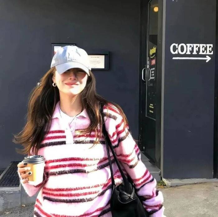 后来终于懂了 真正合适的人不是你拼命去追赶的人 而是当你累的时候 拉着你的手不放