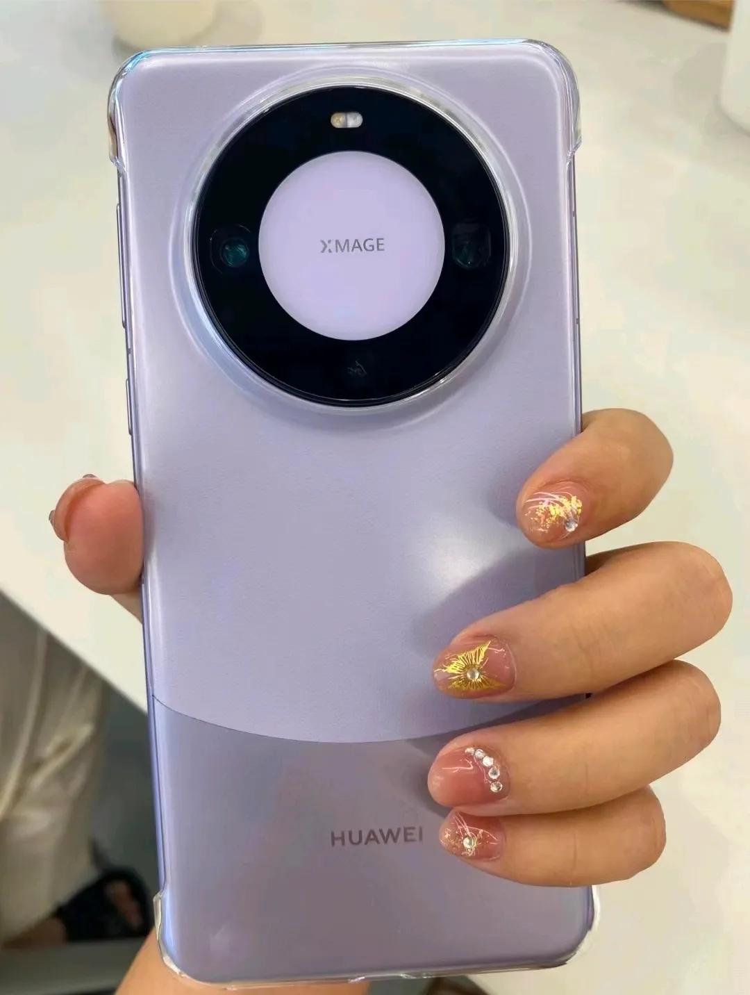 华为Mate60对比iPhone15，我觉得华为完胜，毕竟开卖了那么久还没有现货