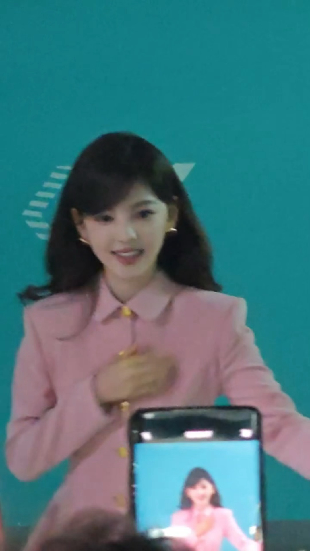 章若楠庄庄《冬去春来》追剧团上班，现实中谁不想急头白脸的感叹一声楠儿好美啊