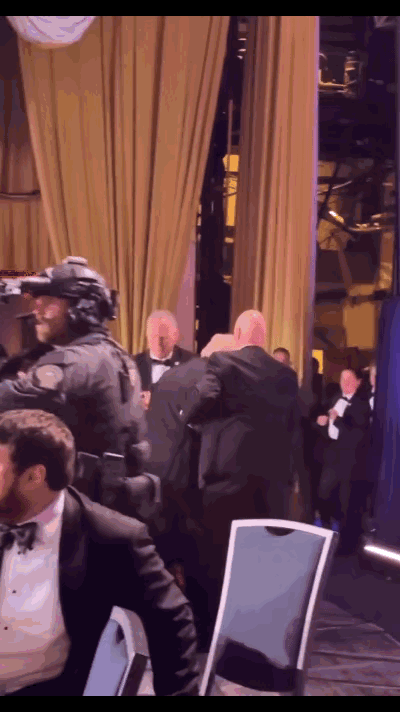 在白宫记者协会晚宴上，坐在懂王左首的亚裔女子是CBS新闻白宫高级记者、2025-